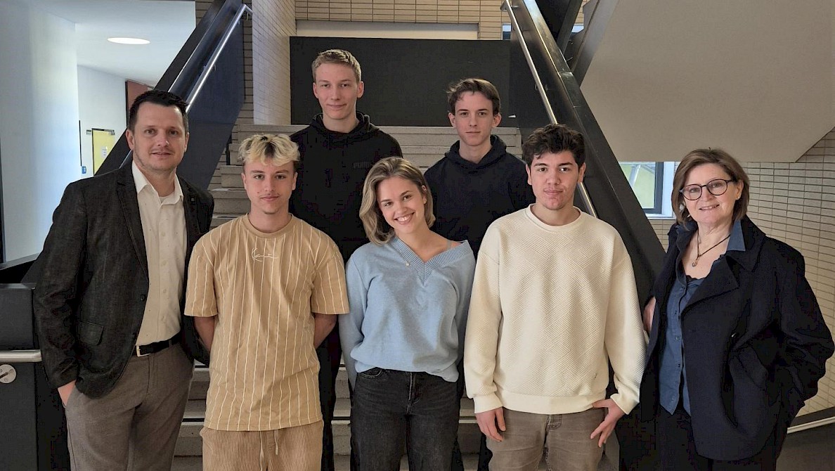 Das Team der Sparfüchse aus Bad Ischl mit Lehrer Otto Ahammer und Direktorin Susanne Mayr | © HAK Bad Ischl