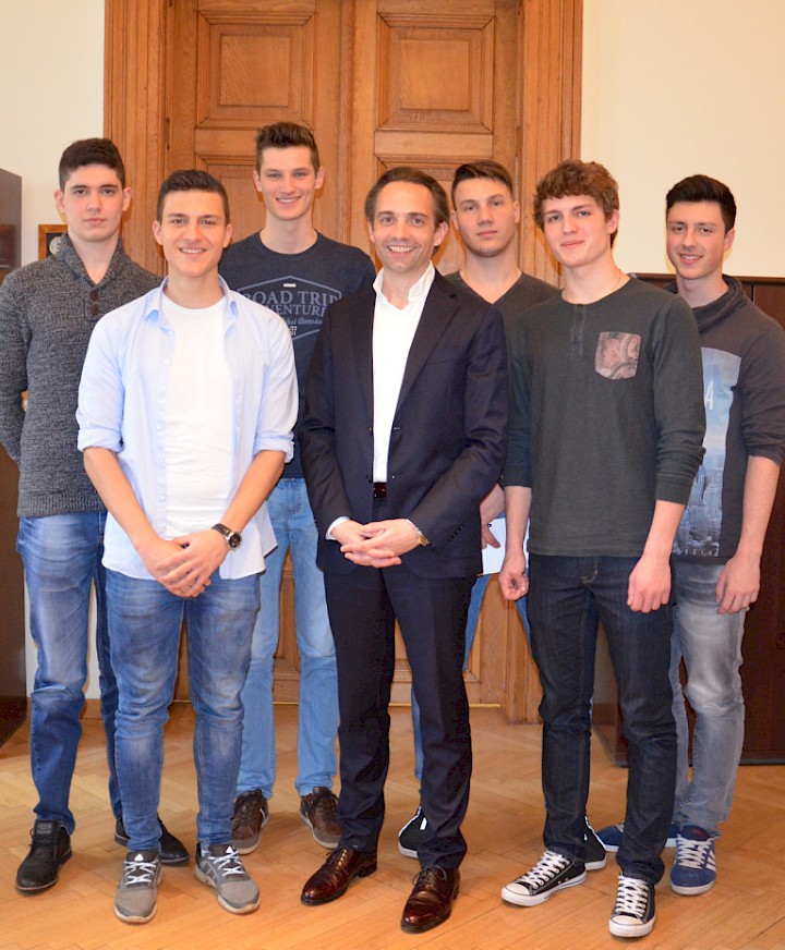 Generalsekretär Dr. Gerald Resch im Gespräch mit der HAK Baden | Foto: Schüler der Klasse 4bk HAK Baden