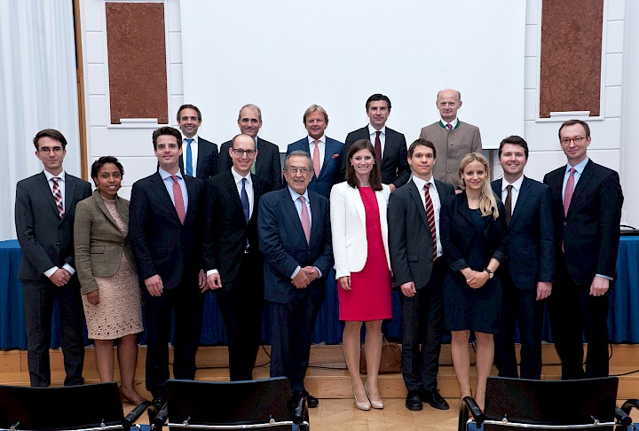 Die Preisträgerinnen und Preisträger des Förderpreises des Bankenverbands 2016 mit em. o. Univ.-Prof. Dr. Peter Doralt (Mitte) und dem Präsidium des Bankenverbandes  | Foto: Nick Albert