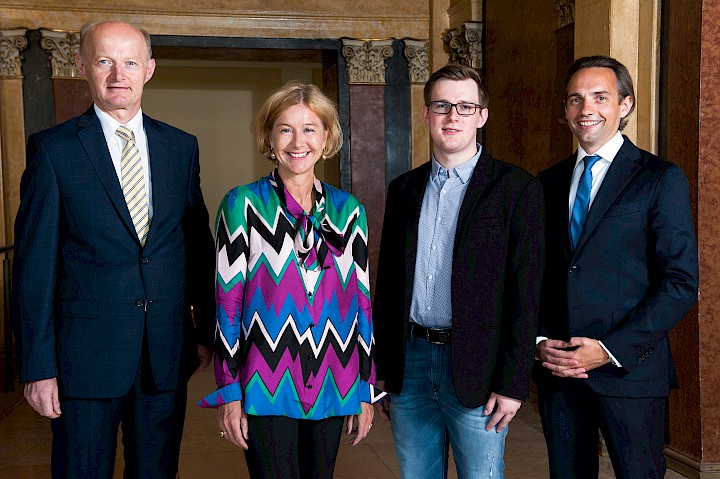 v. li. n. re.: Vizepräsident Dr. Franz Gasselsberger, FH-Prof. Dr. Bettina Gneisz-Al-Ani, FH-Student Lukas Leitner, GS Dr. Gerald Resch  | © Bankenverband | Foto: Nick Albert