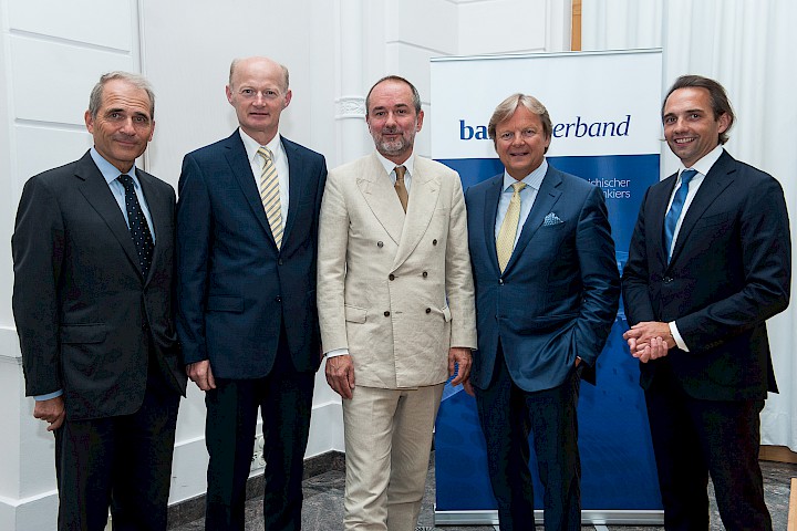 Vizepräsident Dr. Helmut Gerlich, Vizepräsident Dr. Franz Gasselsberger, Bundesminister Mag. Thomas Drozda, Vizepräsident Dr. Bernhard Ramsauer, Generalsekretär Dr. Gerald Resch | © Bankenverband | Foto: Nick Albert