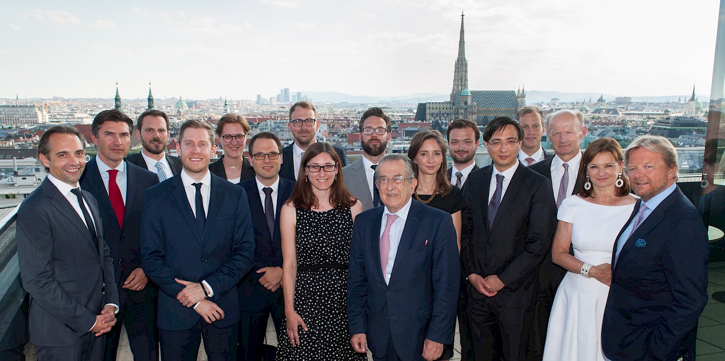 Em. o. Univ.-Prof. Dr. Peter Doralt (Mitte) mit den PreisträgerInnen des Bankenverbandspreises 2018, Dr. Gerald Resch (li., Generalsekretär Bankenverband), Robert Zadrazil (2.v.li., Präsident Bankenverband) und den VizepräsidentInnen Dr. Bernhard Ramsauer (re.), Dr. Susanne Riess (2.v.re.) und Dr. Franz Gasselsberger (3.v.re.) | © Bankenverband | Foto: Nick Albert