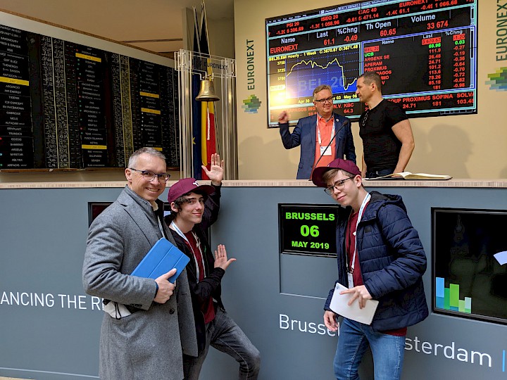 Matheo Richter und Raphael Pichlerbauer aus der 2BHIT der HTL Ottakring/Wien mit Prof. Alfred Reisenberger | © Bankenverband