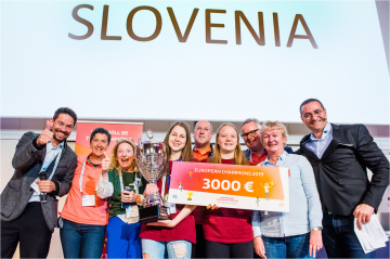 Das Team des EBF und Kahoot! gemeinsam mit dem Gewinnerteam aus Slowenien | © Bernard De Keyzer