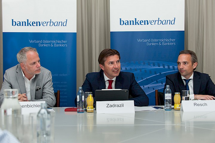 GS Dr. Gerald Resch, Präsident Robert Zadrazil, Mag. Reinhard Friesenbichler  | © Bankenverband | Foto: Nick Albert
